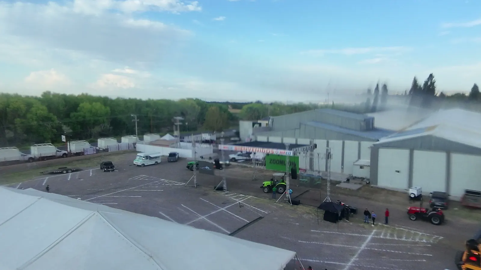 Vista aérea del recinto de un evento regional al amanecer