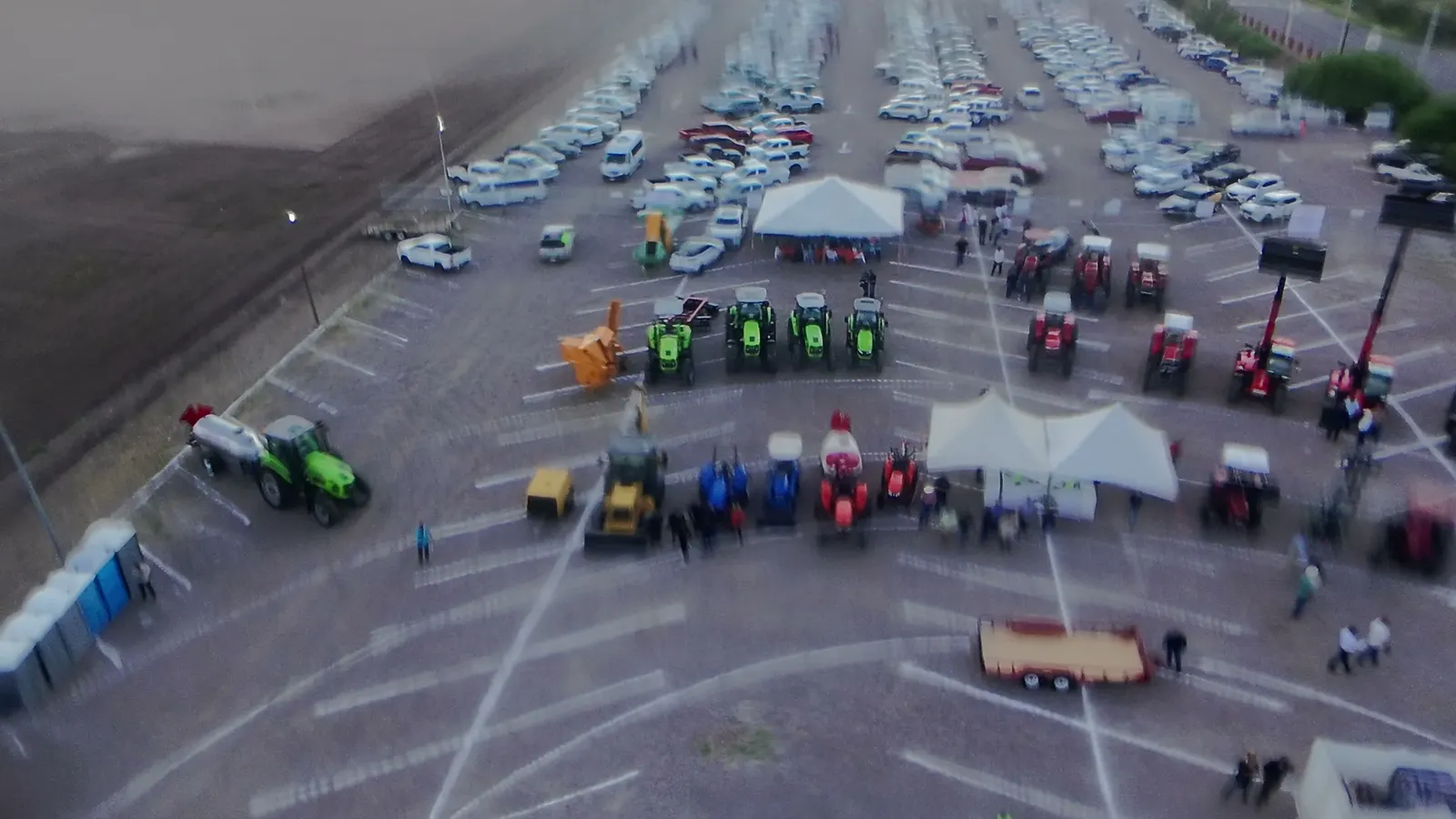Estacionamiento de expo con maquinaria agrícola visto desde el dron