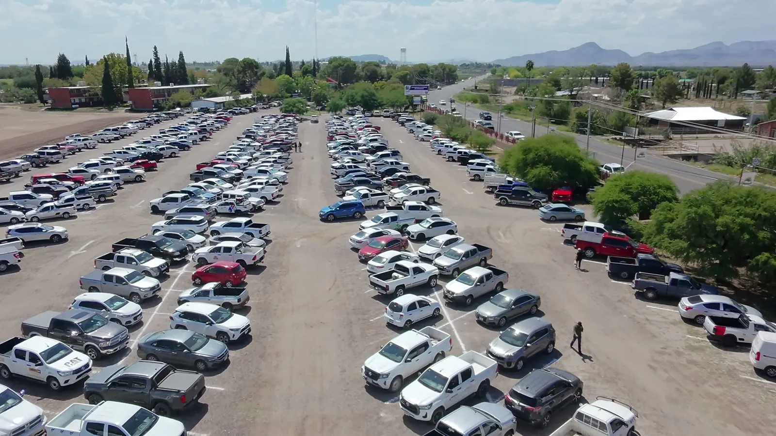 Estacionamiento lleno de autos en vista aérea